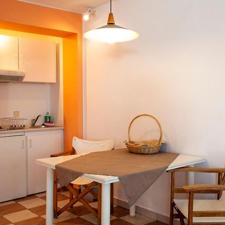 Emily'S Suites Adámas Eksteriør bilde