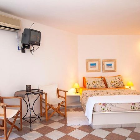 Emily'S Suites Adámas Eksteriør bilde