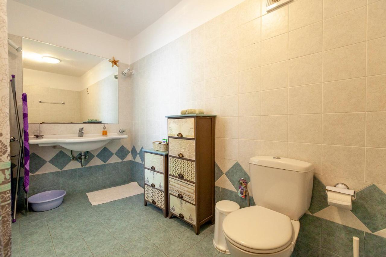 Emily'S Suites Adámas Eksteriør bilde