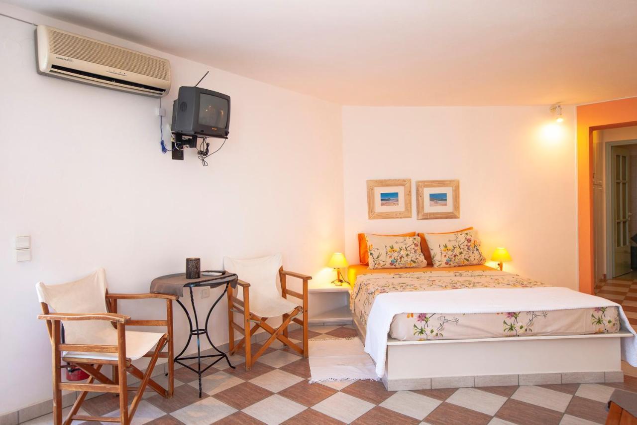 Emily'S Suites Adámas Eksteriør bilde