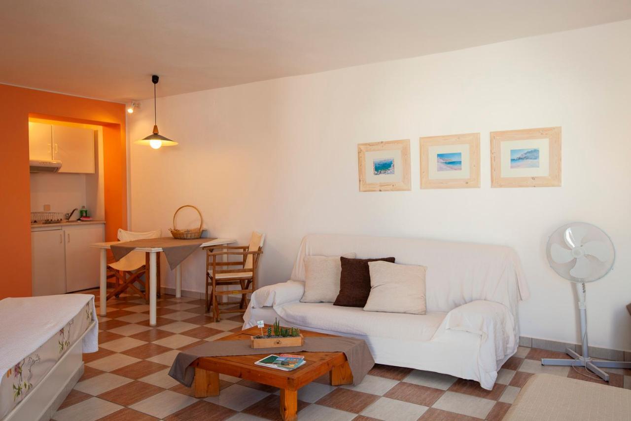 Emily'S Suites Adámas Eksteriør bilde
