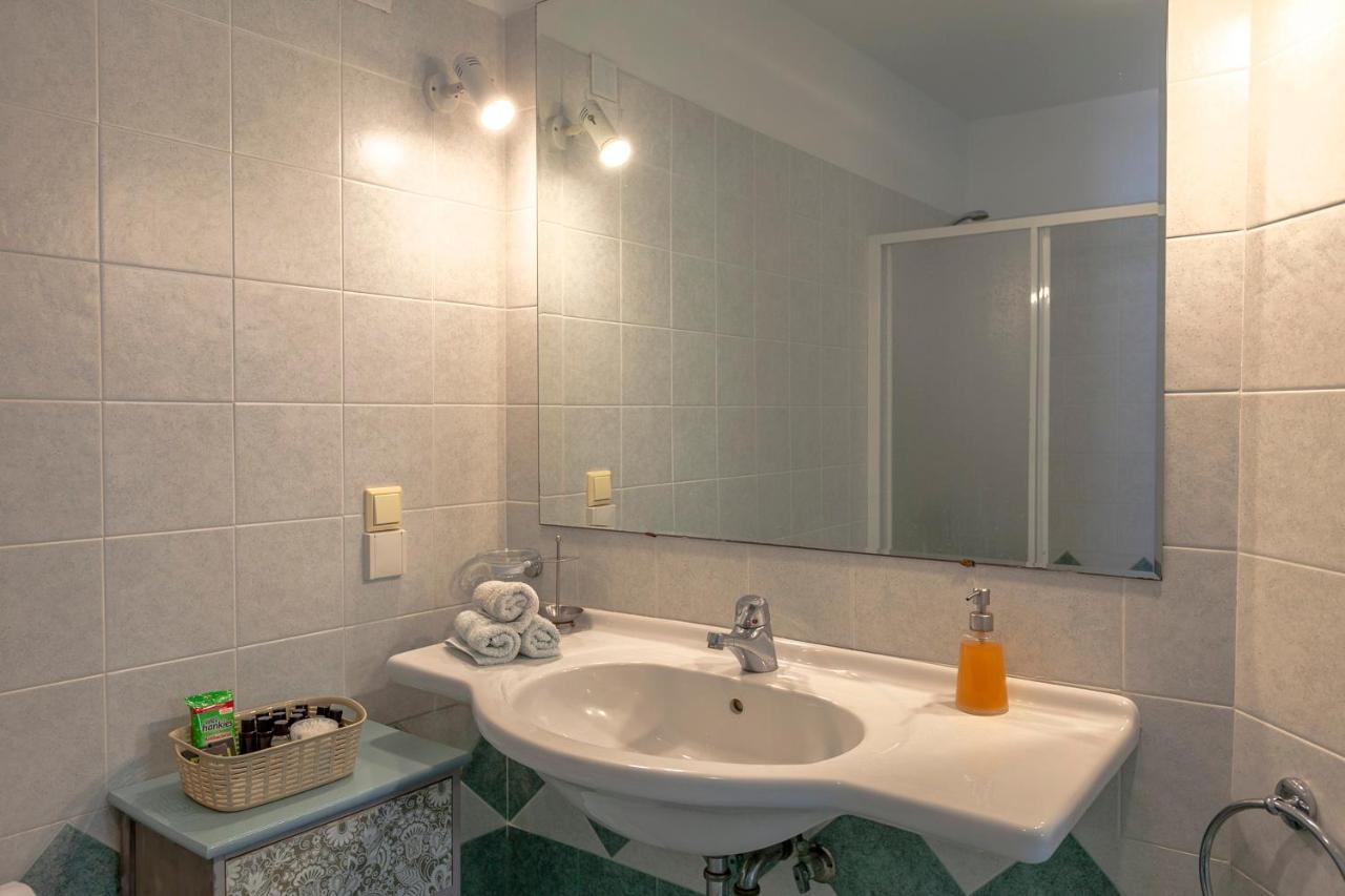 Emily'S Suites Adámas Eksteriør bilde