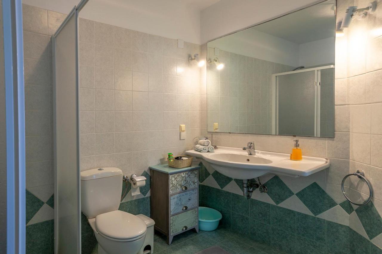Emily'S Suites Adámas Eksteriør bilde