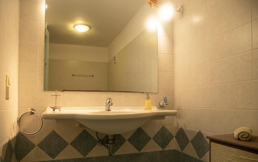 Emily'S Suites Adámas Eksteriør bilde