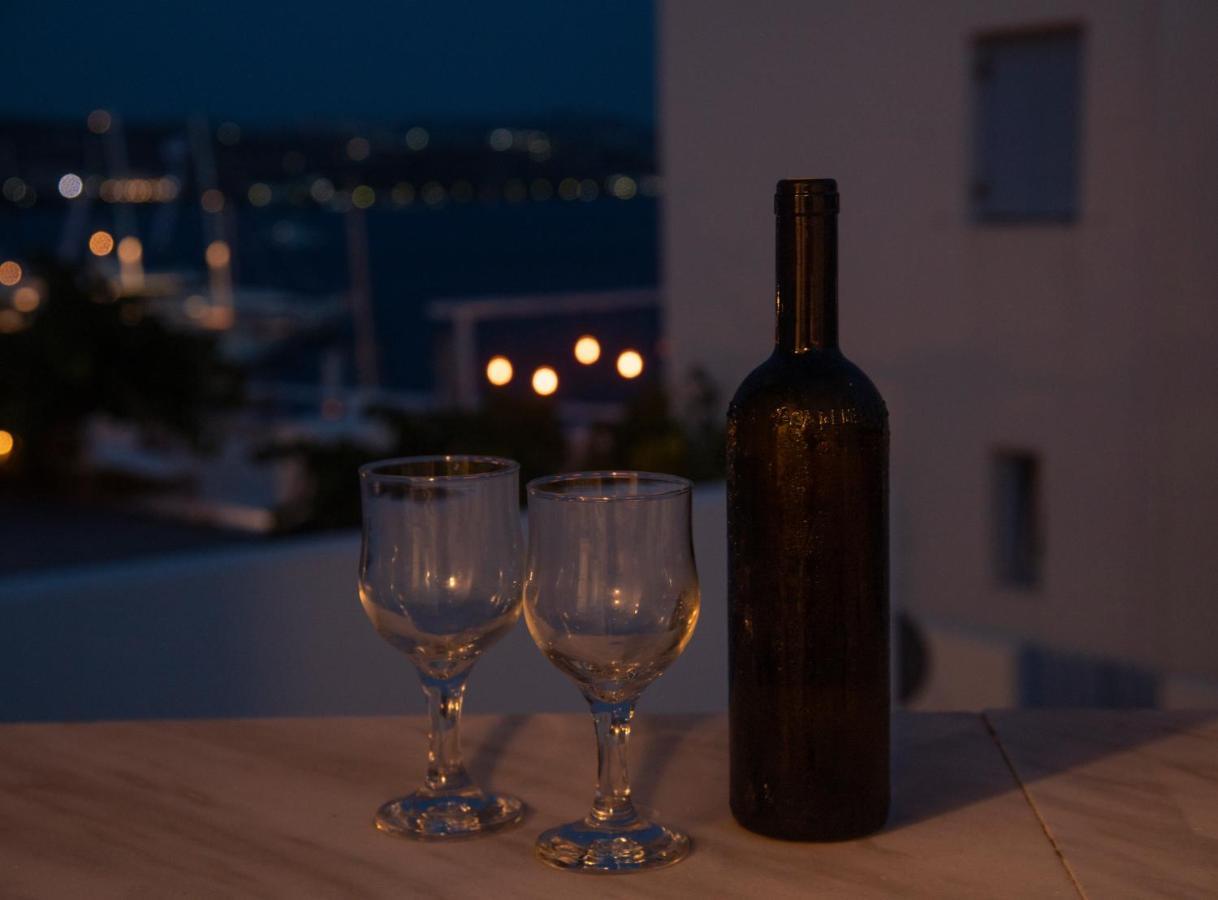 Emily'S Suites Adámas Eksteriør bilde