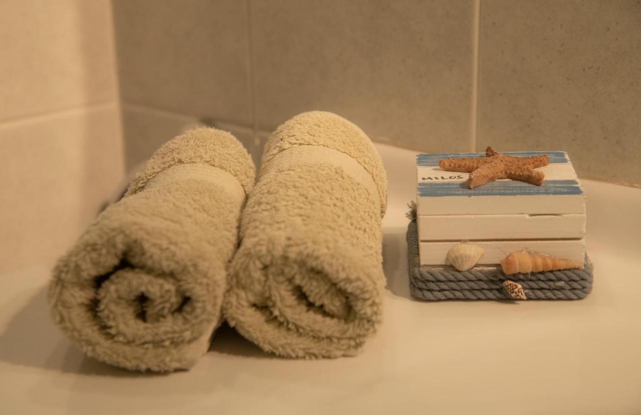 Emily'S Suites Adámas Eksteriør bilde