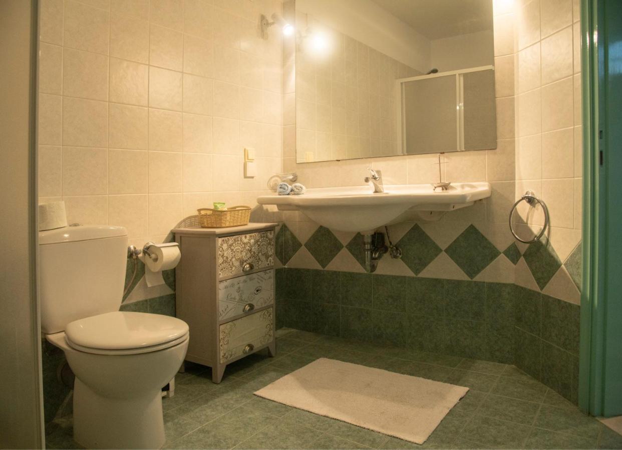 Emily'S Suites Adámas Eksteriør bilde