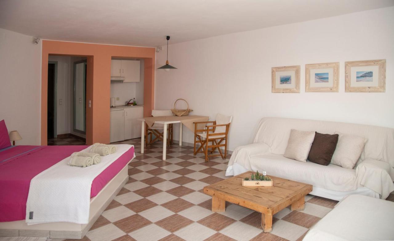 Emily'S Suites Adámas Eksteriør bilde