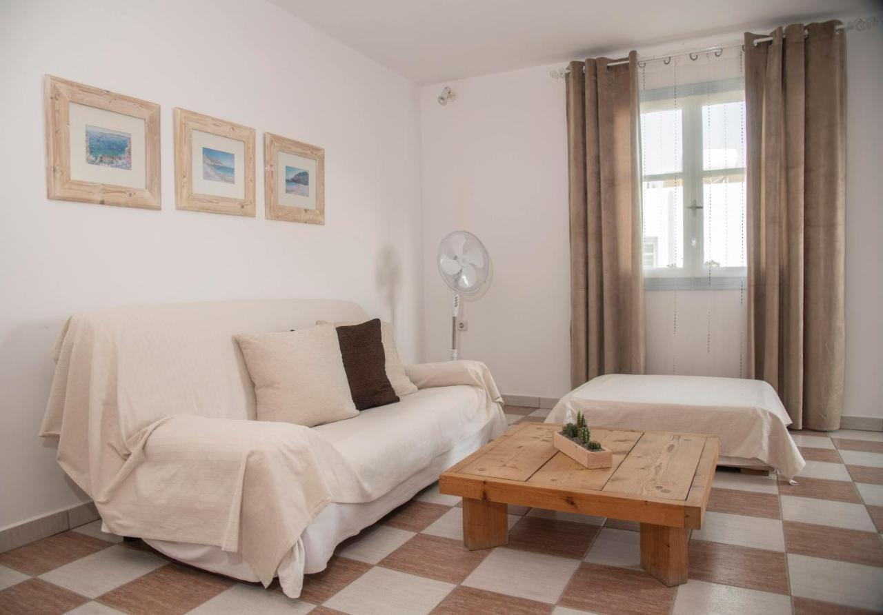 Emily'S Suites Adámas Eksteriør bilde