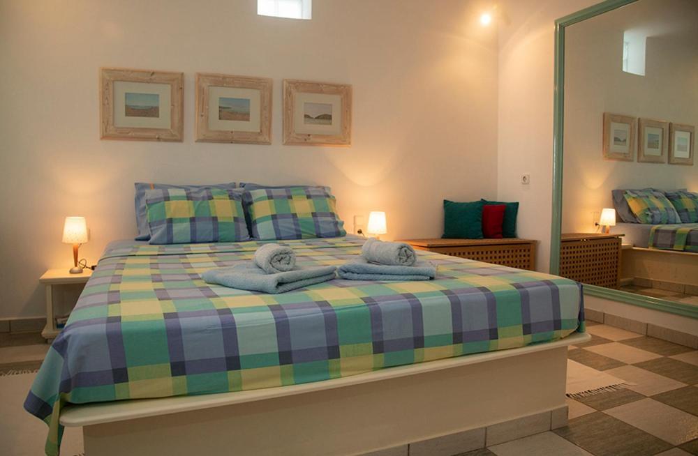 Emily'S Suites Adámas Eksteriør bilde